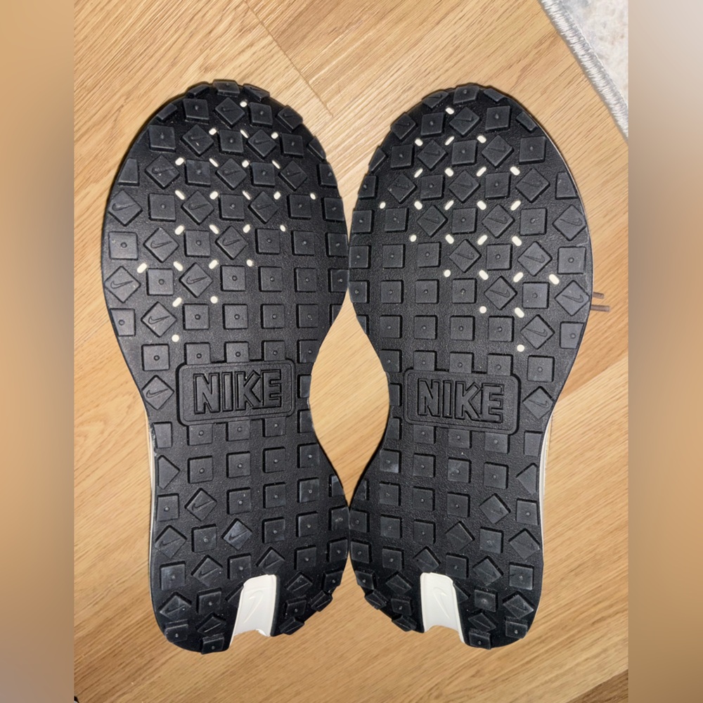 Sz. 10 Women’s Nike Phoenix Waffles - Picture 3 of 6